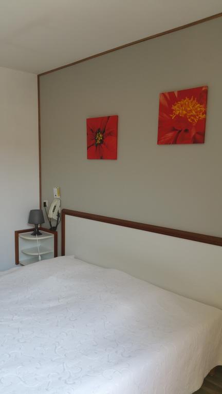 Hotel Le Magiot à Montliot-et-Courcelles Chambre photo